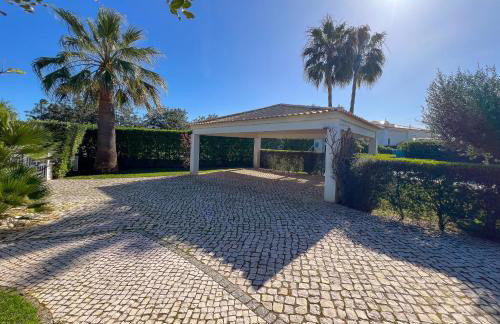 Beautiful 4-Bedroom Villa with Garden and Pool - Foto 34
