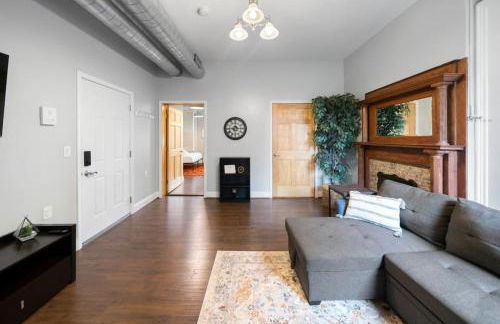 City Escape 2BR Steps to TQL near OTR and Downtown - Foto 8