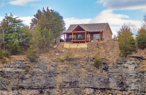 Tranquility Lake Getaway with Hot Tub on 27 Acres! - Foto 27