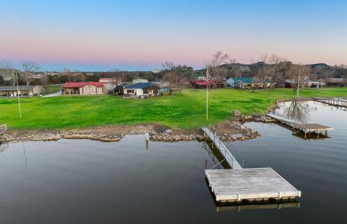 Lakefront Gem with Hot Tub and Game Room in Graford - Foto 37
