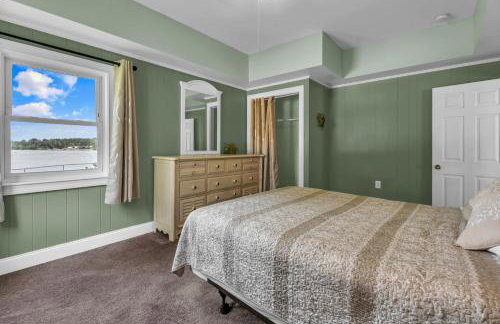 Lakefront Getaway with Dock Pool Sunset Games - Foto 28