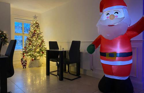 Rostrevor Valley 6-Br Sleeps 20 w Hot Tub & View - Photo 11