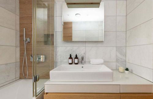 Spacious 4-Bed Near City & Sea - Foto 33