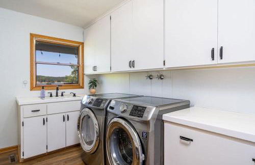 5BR Lakefront Getaway with hot tub - Foto 16