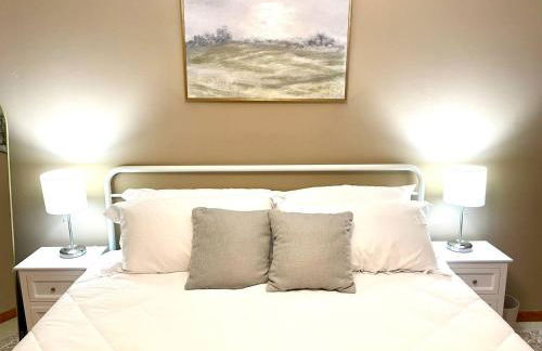 Spacious King Bed Suite at Antique Store - Foto 1