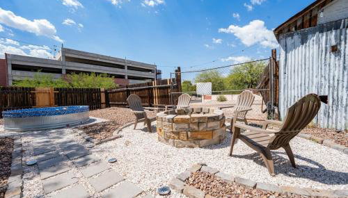 Work Desk- FirePit-Pool-Steps to UofA - Foto 2
