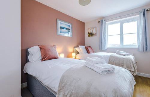 Relaxing 3 Bedroom Chester Home with garden - Photo 2