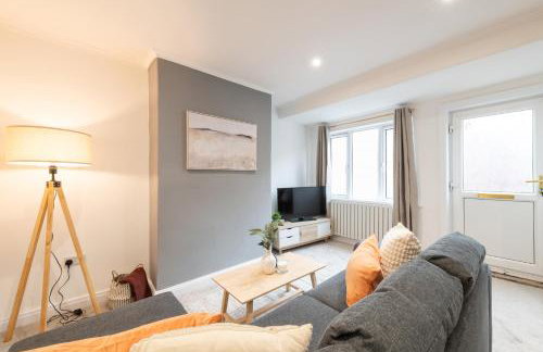 Spacious Modern 2BR - Parking - Workspace Area, Ideal for Contractors & Long Stays - NordStay - Foto 1