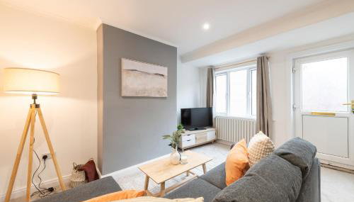 Spacious Modern 2BR - Parking - Workspace Area, Ideal for Contractors & Long Stays - NordStay - Foto 1