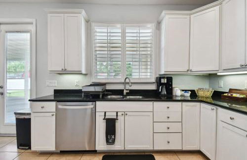 Tampa Private Large House, Game Room & Backyard - Sleeps 12, 4bdr, 3bth, Quiet Community, Near Everything in Tampa & St Pete - Foto 38