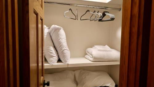 Hidden Hillside Retreat - A Secluded Modern Cabin - Foto 2, wardrobe