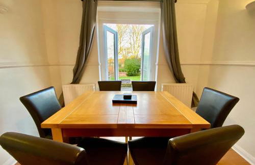 Spacious 3BR Home with Garden and Parking - Photo 13