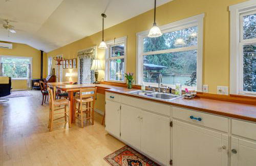 Walk to Irondale Beach Park! Family Haven with Yard - Foto 11