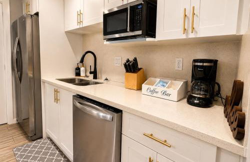 Modern Miami Home l Sleeps 12 l Free Parking - Photo 16