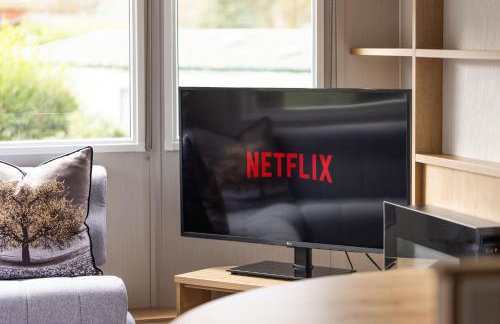 The Lake House - Quiet, Dog Friendly, By the Lake, Free Parking - Photo 18