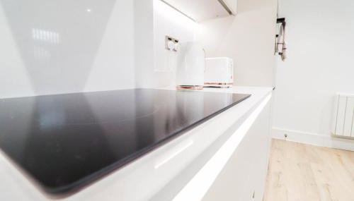 The Desborough Residence - Bright 1BR with Sofa Bed, Modern Lounge & Free Secure Underground Parking - Foto 2