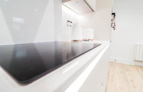 The Desborough Residence - Bright 1BR with Sofa Bed, Modern Lounge & Free Secure Underground Parking - Foto 2