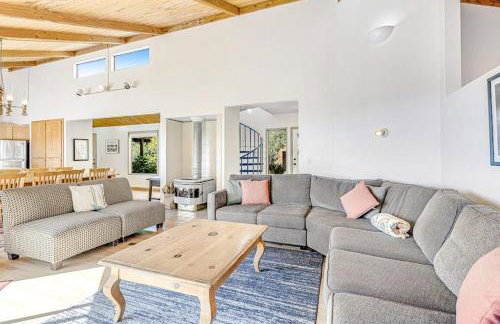 Urban Escape Compound - Photo 2