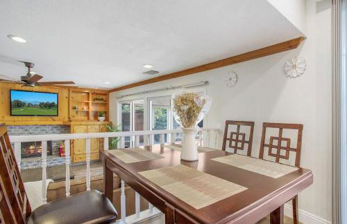 Charming Villa with Backyard Oasis Close to Beach - Foto 25