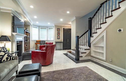 Luxurious Gold Coast 4BR 4-Story Villa with Parking Sleeps 12 Guests - Photo 9