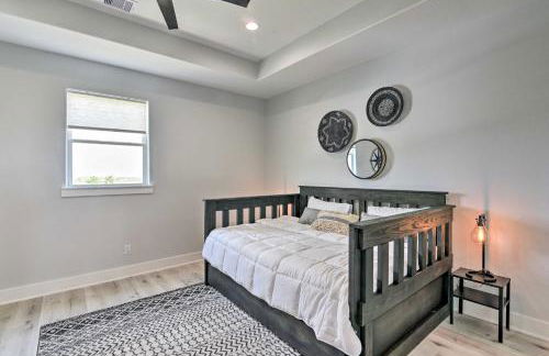 Walk to Crystal Beach Chic Family Retreat with Deck - Foto 25