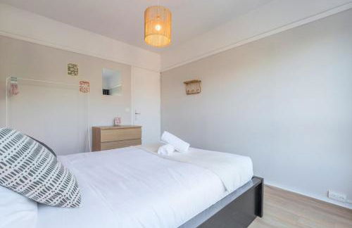 Spacious 3 bedroom apartment & private parking! - Foto 12