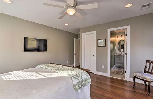 Morrisonville Manor with Fire Pit and Hot Tub! - Foto 19