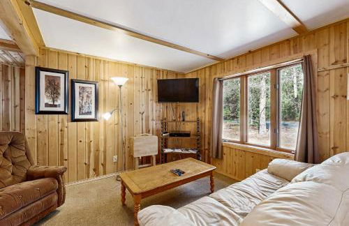 Quaint Lake Escape - Photo 9