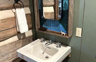 Redesign Wooden Cabin with Jacuzzi and Front Porch in North Carolina - Foto 26