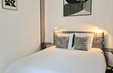 La longère du Moulin, logement T2 indépendant tout équipé avec cuisine, parking individuel avec portail, salon de jardin, belle grande chambre - Foto 2