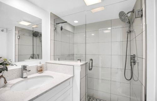 Tiny Home on Waterfront, Bay Views, Deck, Pool - Photo 11