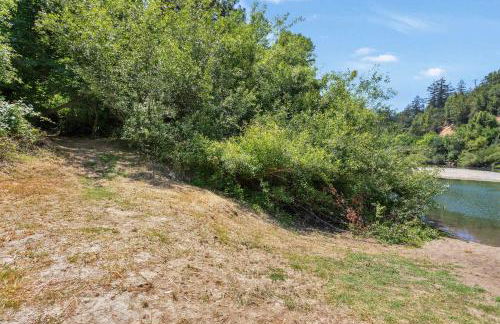 Cozy Riverfront Cabin Just Steps to the Russian River with Beach Access & Wood Stove - Foto 3