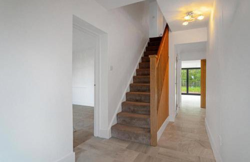 Luxurious Relaxing 6 Bed House for great comfort - Photo 21