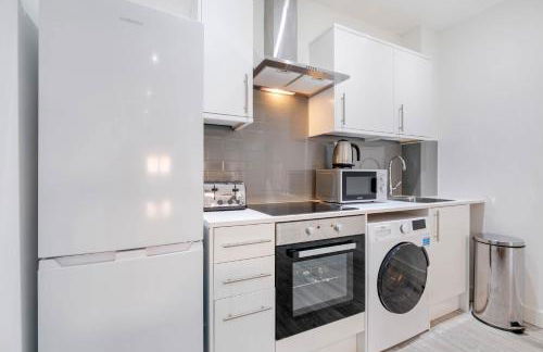 Luxurious 1 Bed Serviced Apartment with Wi-Fi - Photo 28