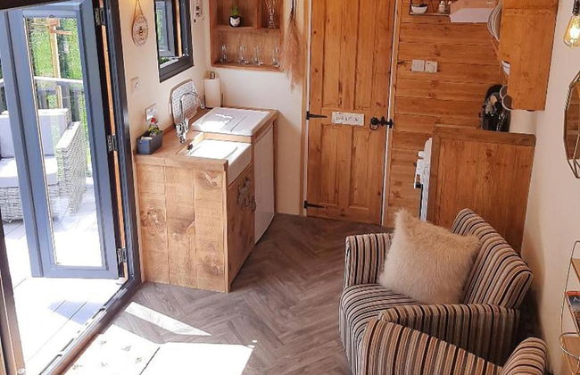 Min yr Afon - Cabin - Sleeps 2 - Hot Tub - Parking - Photo 12