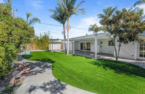 Modern 4 King Beds, Beautiful Large Backyard, Golf, WFH, Long Stays, WI-FI, FWY, 25 mins to Beach - Photo 42