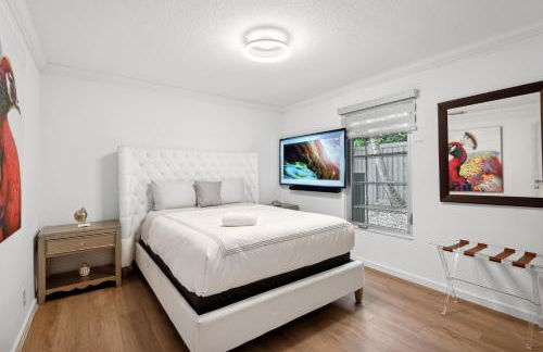 Luxury Modern Waterfront House in BEST Location! King Bed Suite & Close to Beach - Photo 24