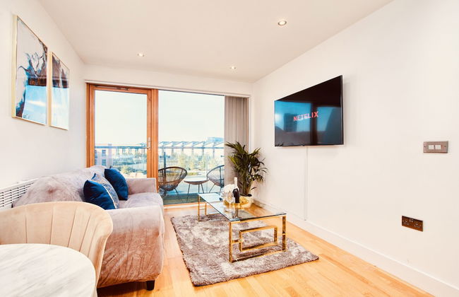 Deluxe City Centre Apt Balcony & View & Free Parking - Photo 26