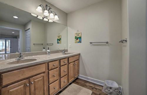 Getaway on Crystal Clear Lake Main and Guest House! - Foto 13