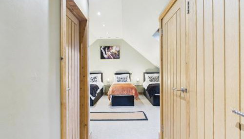 The Factory Barn with Hot Tub - Foto 2, wardrobe