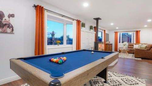 One of a Kind Home with HOT TUB Pool Table and Fire Pit 4 Miles to DT - Foto 5