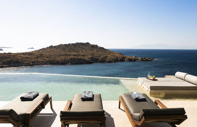 Waterfront Villa With Private Pool - Photo 32