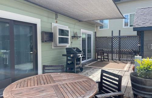 Sunlit Surf House 4BR Downtown Walk to beach - Foto 20