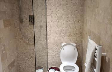 Cybil's Retreat - Renovated 2 bedroom house with enclosed garden - Photo 20