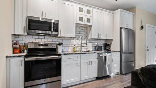 Cozy King Bed Suite with Free Parking - Foto 5