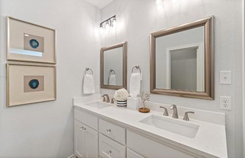 The Benjamin I - 2022 Built Luxury Retreat with Backyard Paradise with Hot Tub Outdoor Movie Screen Dock & Boat Rental - Foto 16