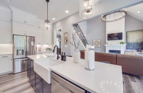 5BR Farmhouse Lake Retreat Pool Hot Tub Theater - Foto 52