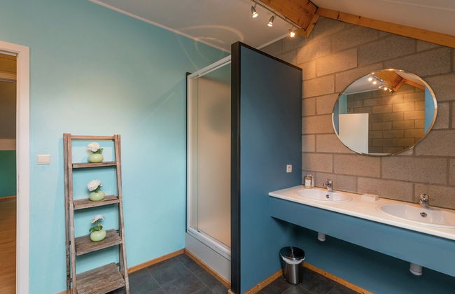 Rustic Holiday Home with Sauna & Hot Tub in Wooded Area - Foto 26