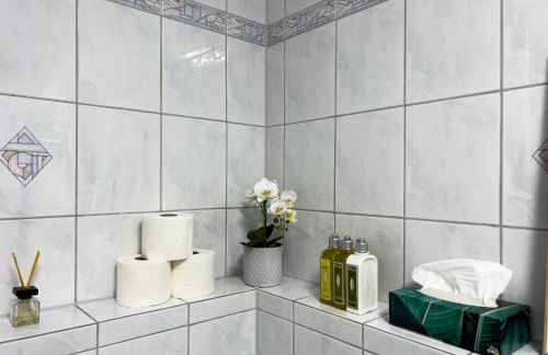 KUELhome - STYLISCHE ZENTRALE WOHNUNG MIT KÜCHE UND PARKPLATZ IN SEITENSTRAẞE - Foto 33