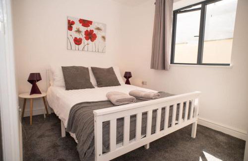 Daisy Lodge - Spacious Two Bed Flat - Parking, Netflix, WIFI - Close to Blenheim Palace & Oxford - F1 - Photo 2